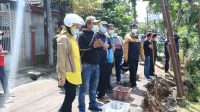 Walikota Tangsel Airin Rachmi Diany saat meninjau banjir dan Longsor