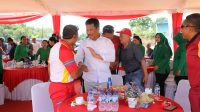 Wali Kota bersama Warga Galang Bergembira Merayakan HUT ke-78 TNI